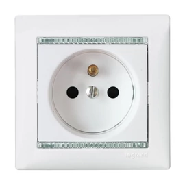 Legrand 774396 Valena 2P+F csatlakozóaljzat 10/16A, fehér